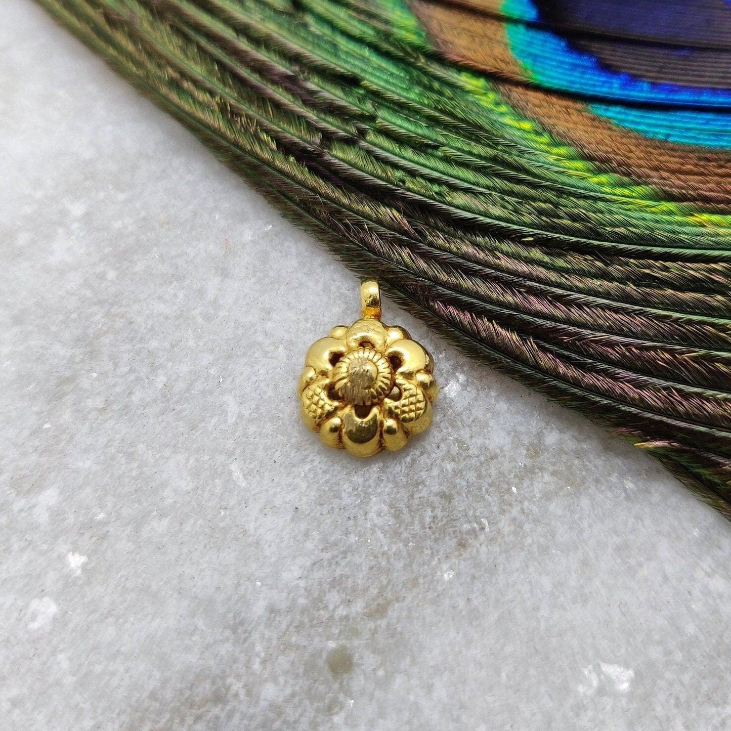 Elegant 18K Gold Floral Charm