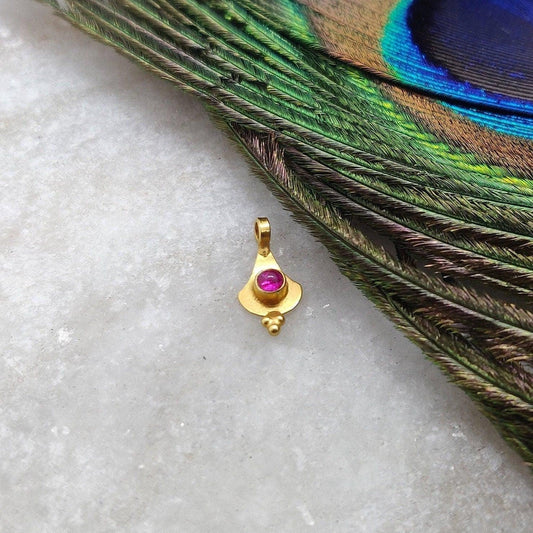 Glamorous 18k Yellow Gold Tiny Stone Charm 10mm