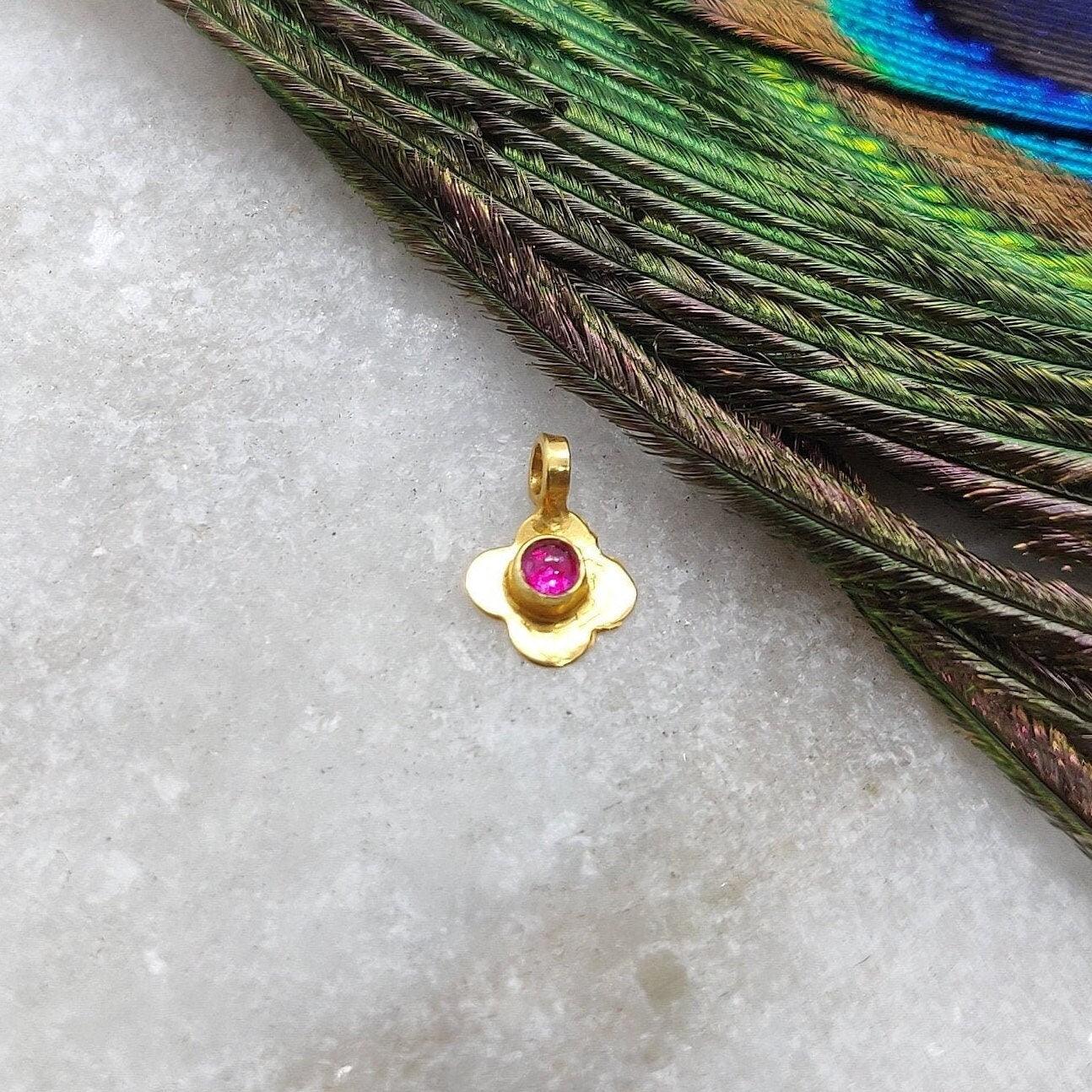 Refined 18K Gold Gemstone Floral Charm Charm 8mm
