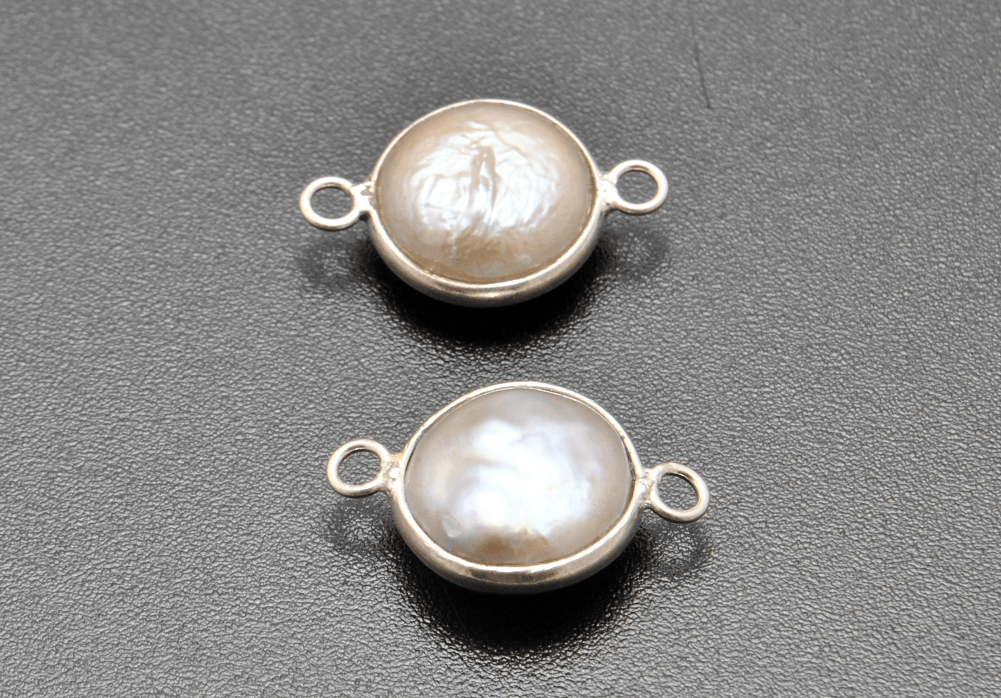 Pearl Round Double Bail Bezel Connector