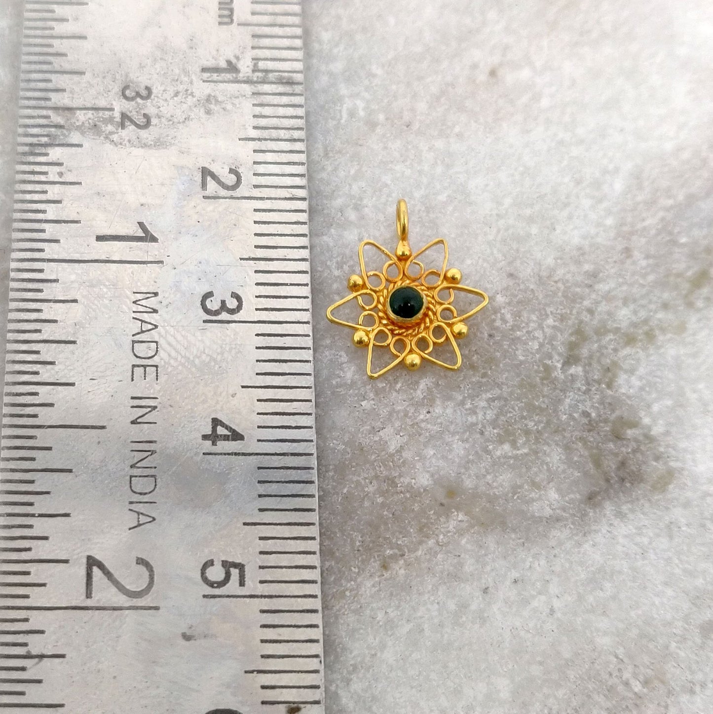 18K Solid Yellow Gold Daisy Flower Pendant