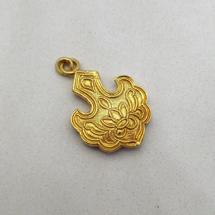 Solid 18k Yellow Gold Floral Style Vintage Pendant