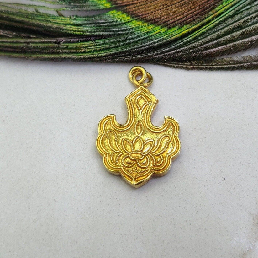 Solid 18k Yellow Gold Floral Style Vintage Pendant