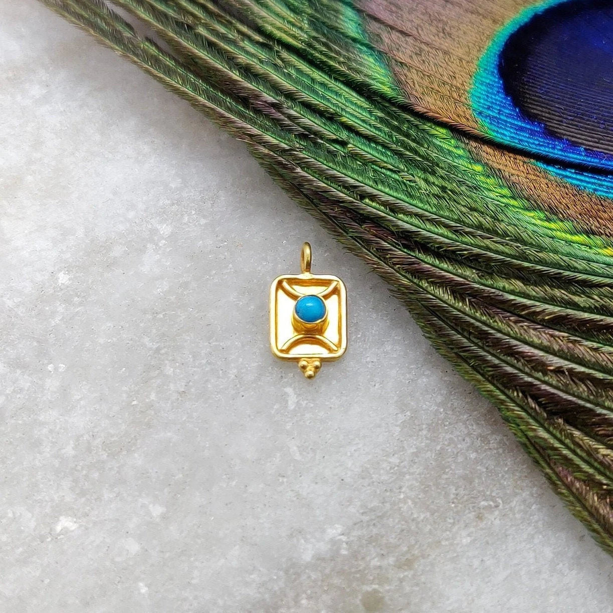 Handmade 18k Yellow Gold Charm Studded With Stone (6x11mm)