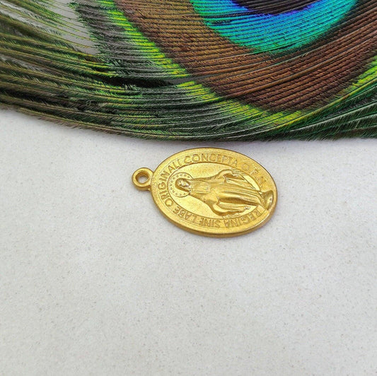 Vintage 18k Gold Religious Charm Pendant - view 3