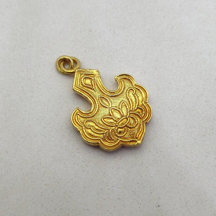 Solid 18k Yellow Gold Floral Style Vintage Pendant