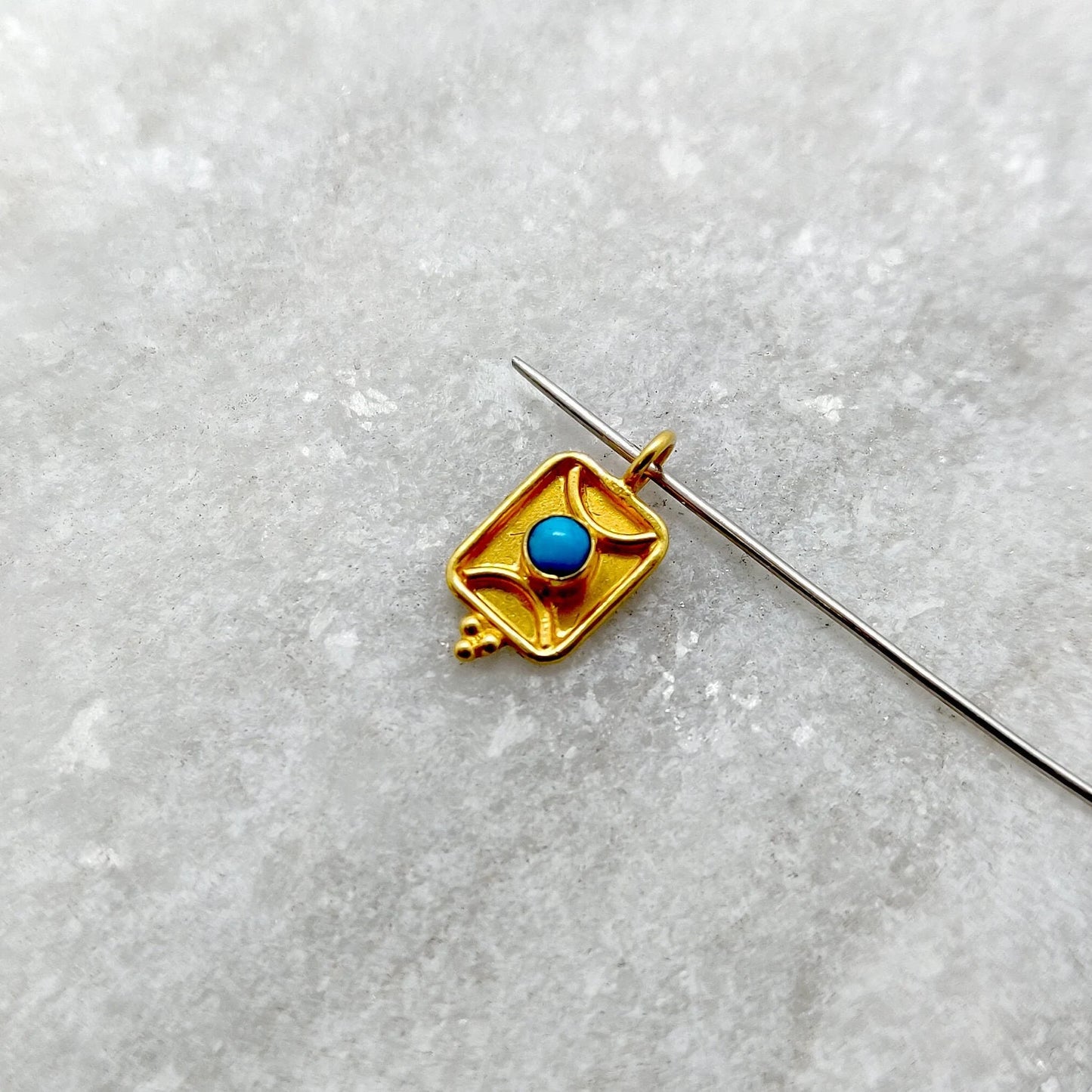 Handmade 18k Yellow Gold Charm Studded With Stone (6x11mm)