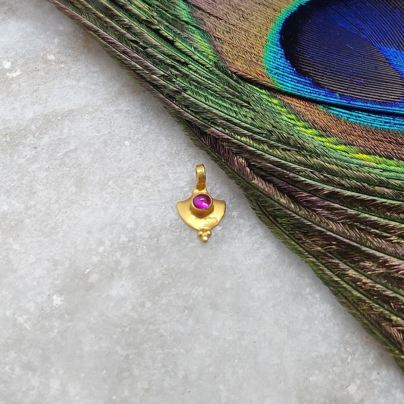 Graceful 18K Gold Fancy Charm 6x9mm