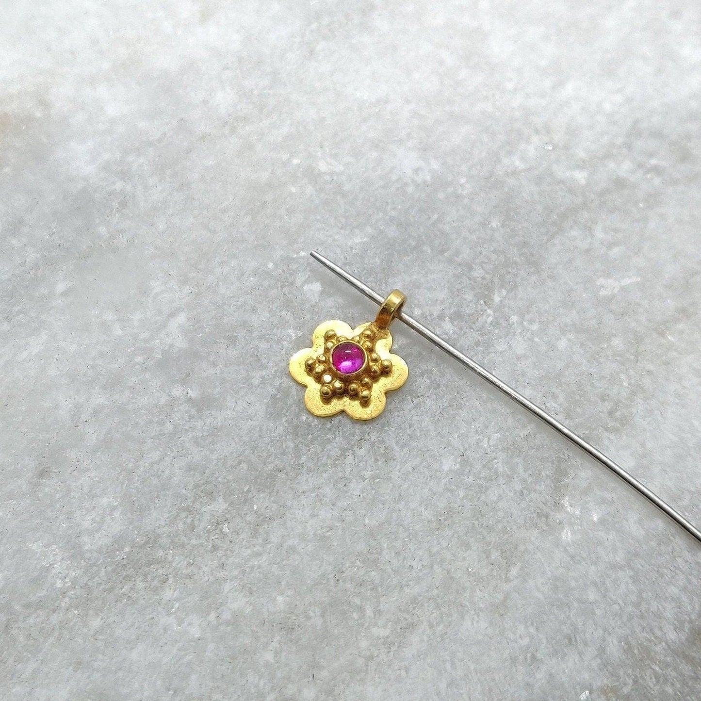 18k Gold Stone Studded Star Charm Jewelry 10mm - SAR Gems