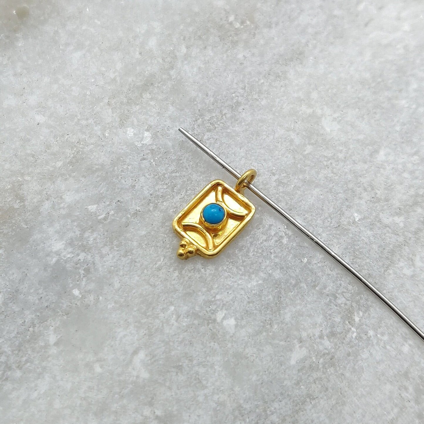 18k Yellow Gold Charm Pendant Studded With Stone