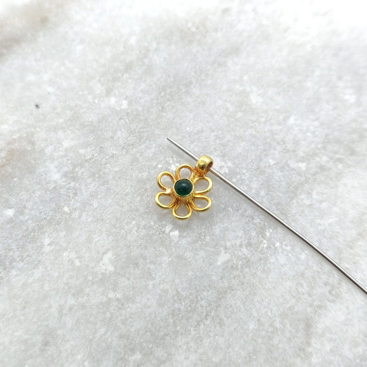 18k Yellow Gold 10mm Floral Charm Pendant - Sar Gems