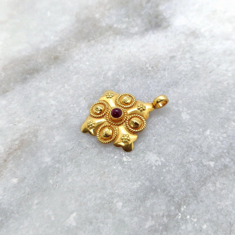 18k Solid Yellow Gold Antique Pendant 20x16mm