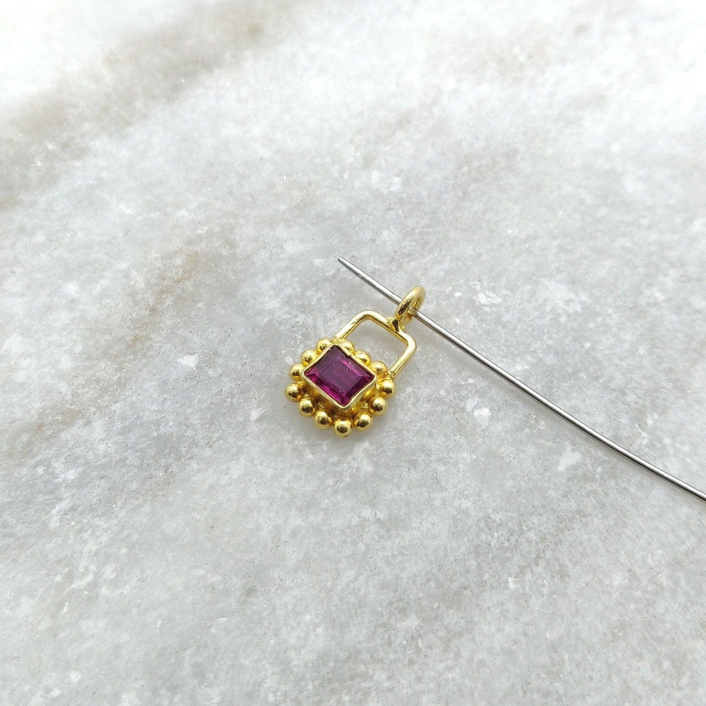 18k Solid Yellow Gold Charm Pendant 8x13mm - Sar Gems