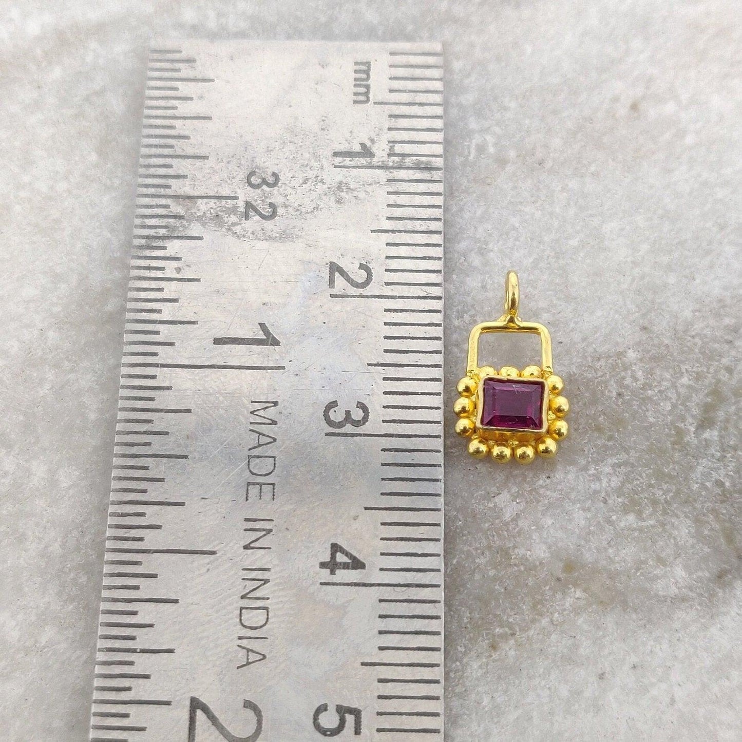 18k Solid Yellow Gold Charm Pendant 8x13mm - Sar Gems