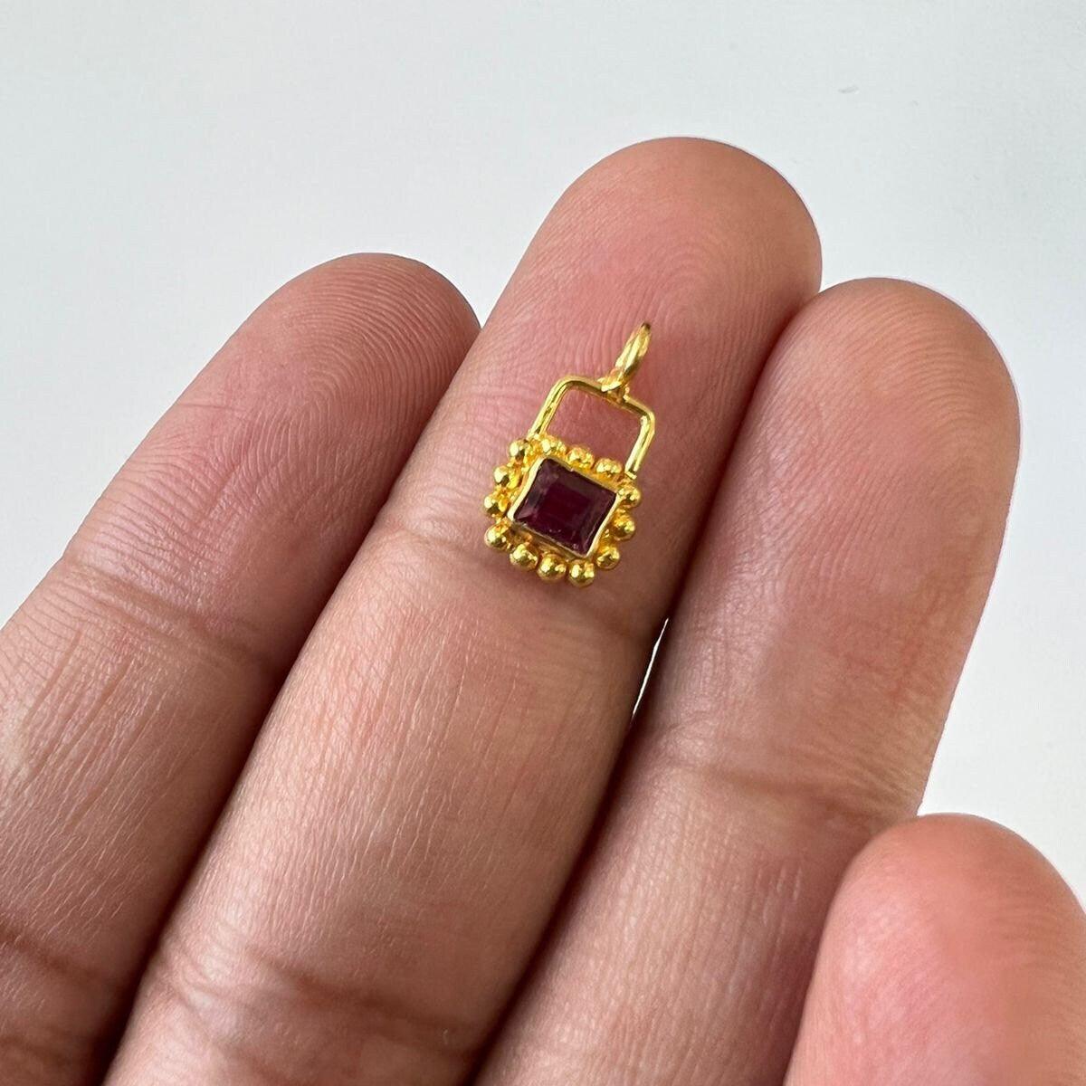 18k Solid Yellow Gold Charm Pendant 8x13mm - Sar Gems