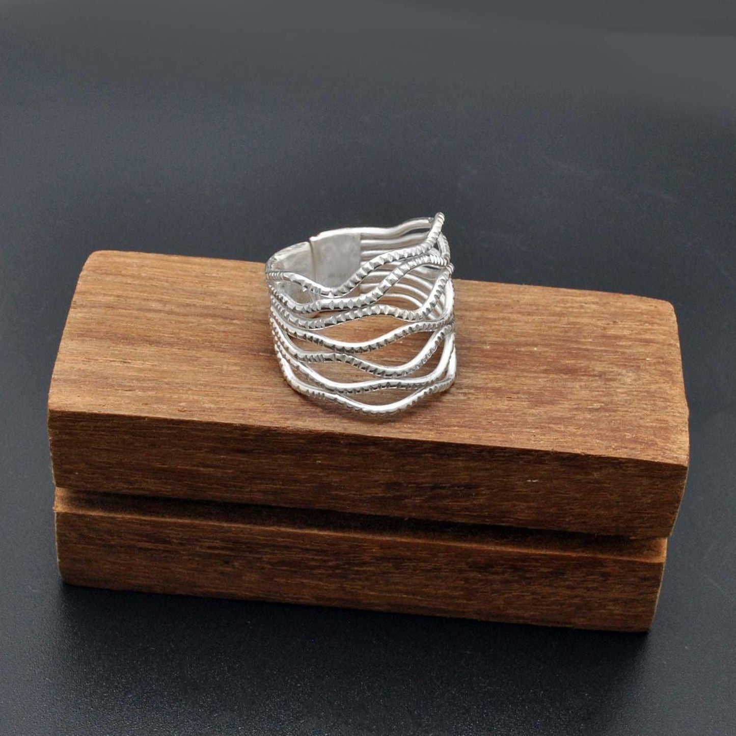 Designer Wiggle silver ring size 9 - SAR Gems